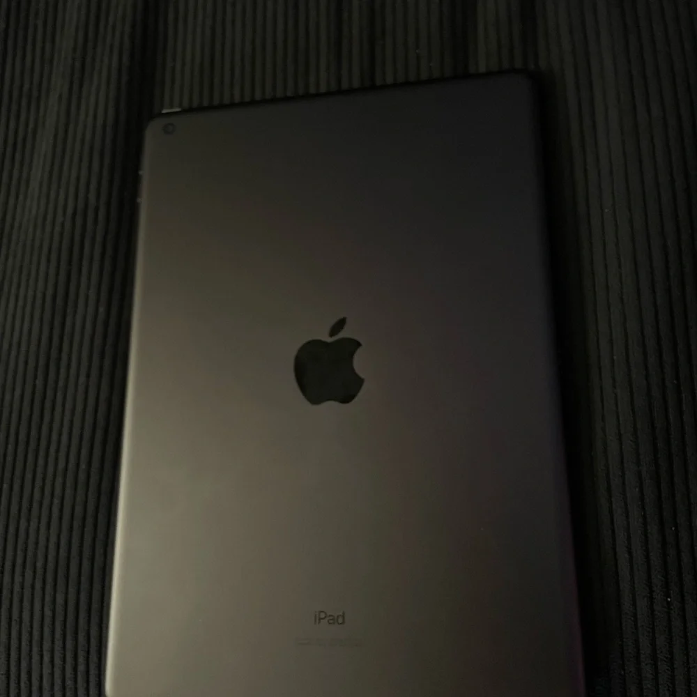 Apple iPad Gen 7th in Black